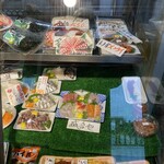 おさしみの店 魚七 - ショーケース右