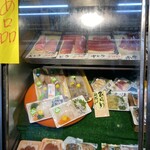 おさしみの店 魚七 - ショーケース左