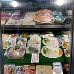 おさしみの店 魚七 - ショーケース中央