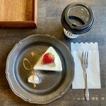 ヌンク ヌスク - 苺ショートケーキ、カフェオレ HOT
