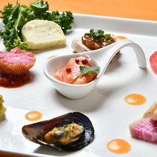 とろけるラクレットチーズや、華やかな前菜盛り合わせもオススメ