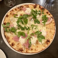 ピッツェリア ロマーナ ジャニコロ - 新玉ねぎとプロシュートコットをのせた西洋わさびのクリームソースのピッツァビアンカ ¥2,420