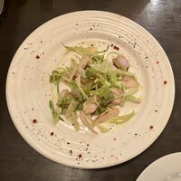 ピッツェリア ロマーナ ジャニコロ - 薩摩鶏のローストとプンタレッラ、オリーブのサラダ仕立て ¥2,090