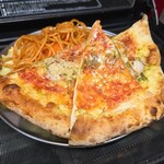 キッチン ブルー グローブ - 他店のピザと共に