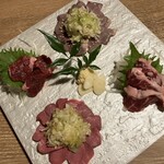 鴨ときどき馬 浜松町本店 - 馬刺しの４点盛り