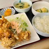桂林 - 鶏唐揚げ定食(税込860円)
①鶏唐揚げ【6個】&千切り甘藍&薄切り玉葱サラダ②ゴーヤの玉子炒め③白ご飯④玉子&若布の中華スープ⑤沢庵
味わい的には特に個性は無い気がします