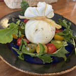 オステリア エ ボッテガ エッセ - 自家製ブッラータチーズとおイシイ農園トマト