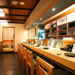 Namba Niku To Sakana To Sake Yuu - 本物志向の高級感漂う店内です。