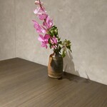 瀬戸内味覚処 芸州 本店 - テーブル横のお花です