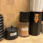 とんかつ檍 - 卓上には各種調味料が並ぶ