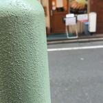 とんかつ檍 - 店員さんに、ここから並び始めるよう言われます。1番乗り