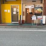 とんかつ檍 - カレー屋いっぺこっぺとは隣同士でそれぞれ行列が