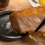 とんかつ檍 - 塩をちょこっと付けていただきます