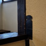 土家 - この場所に襖があった場所なのか尋ねると、古道具屋さんで探して穴を隠す為につけられたそうです。