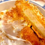 久霧 - たぶん、三つ葉やグリーンピースという緑色の配色は、乗せないおつもりかも知れません。良いと思います！味で勝負できる美味しい丼だと思います。