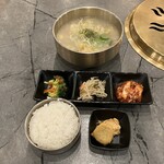 ラオン 焼肉 - ライス、パンチャン