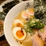 293095805 - 鶏白湯特製ラーメン(1120円)、極上海苔(150円)、チャーシュー丼(300円)。