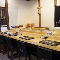 小樽おり鮨 - カウンター、その奥がテーブル席