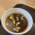 めん処 きよ洲 - 佐助豚の脂の層の下にはサバ香る角のない醤油ダレ