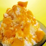 麻甜 - 台湾では有名なミルク味の氷柱を極薄に削り、濃厚な果肉入りソースを上からたっぷりふわふわのかき氷に！！　
写真は台湾などで超有名な定番の【マンゴー】ですが
他にも新登場の【ストロベリー】や【アメリカンダークチェリー】など色々とご用意しています！
