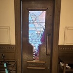 シェ・イノ - ワインを逆さにしたモチーフのドア