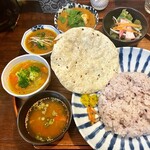 月と亀 - 本日のカレー定食（えびと香菜のカレー）¥1300