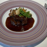 シェ・イノ - 牛肉ソテーのペリグー・ソース