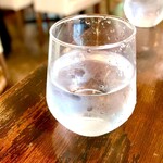 トラットリア アニモ - 明るい窓ぎわの席。