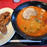 らーめん寿がきや - 料理写真:赤ラーメンと唐揚げ