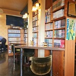 ラミー - ＊カウンターの後ろの席にも本がたくさん＊