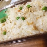 本場かなくま餅 福田 - お持ち帰りしてきた、えびおこわ460円。 お腹いっぱいでも手が出る美味しさ♪ 
            お餅も作っておられるだけあり、えびおこわも赤飯も美味しいんです(^-^)