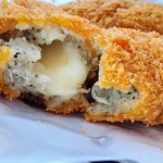 平井精肉店 - 揚げたてなので中のチーズがトローリ♪︎