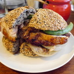 パーラー江古田 - チキンとまいたけのオーブン焼き、新玉ねぎとスナップエンドウのサンドイッチＷ（ドッピオ）をごまパンで