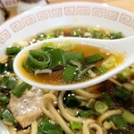 諭吉そば - ネギとスープの相性バッチリ。熱々濃い目で美味しい。