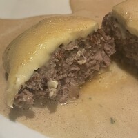 旬菜ステーキ処 らいむらいと - チーズハンバーグの中は肉肉しさを感じるハンバーグと、粗くみじん切りされた玉ねぎ