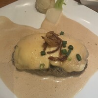 旬菜ステーキ処 らいむらいと - ハンバーグの上には、チーズとガーリックチップ