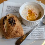 ベジバル チバットリア - 冷菜は白いんげんのフムスと焼きたてパン✨フムスはカレー風味♡