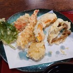 やまびこ路 - しめじは香ばしさもあり、美味しかった

人参は生のスライスを揚げているだけなので
食感は硬めだった