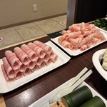 四季茸 - 左：豚肉、右：鶏肉