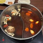 四季茸 - きのこスープ&麻辣スープの半分半分