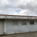 シモジスーパー - お店側面？（左側が入口、右側が駐車場）