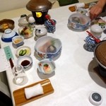 ホテルいずみ - 夕食　綺麗にセットされています