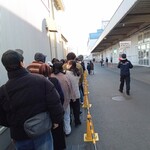 漁港食堂 - 並び　店員がメガホンで声かけ