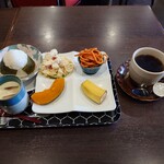 カフェ 華 - ドリンク＋20円だけで
いろいろと選択肢が広がるのが魅力に感じたので

●B. 日替りプレートモーニング　500円
（ドリンク付き）コーヒーを選択

を注文してみた