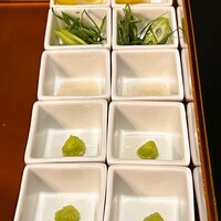 近江亭 - 薬味のレモン、ネギ、藻塩、ワサビ
