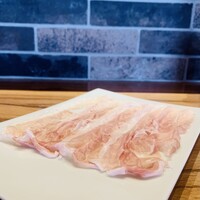 リストランテ ソウ - ①【アミューズ2種】
                　A：生ハム：ペルシュウ
                ★「ボン・ダボン」のペルシュウ24ケ月熟成