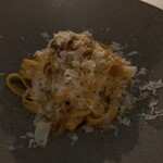 RESTAURANT DAZZLE - 黄味だけを使ったカルボナーラ: 麺にも黄味が練り込まれていてとても濃厚です