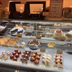 パティスリーマサ - ショーケースの様子。