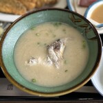 鵜戸民宿 ドライブイン - ドデカいニベのあら汁。