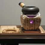 日本料理 TOBIUME - 焙じ茶の茶葉、炒られ中